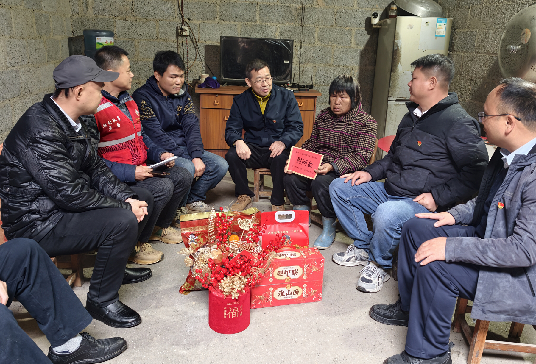 （周柏建）兴隆村慰问-1.jpg