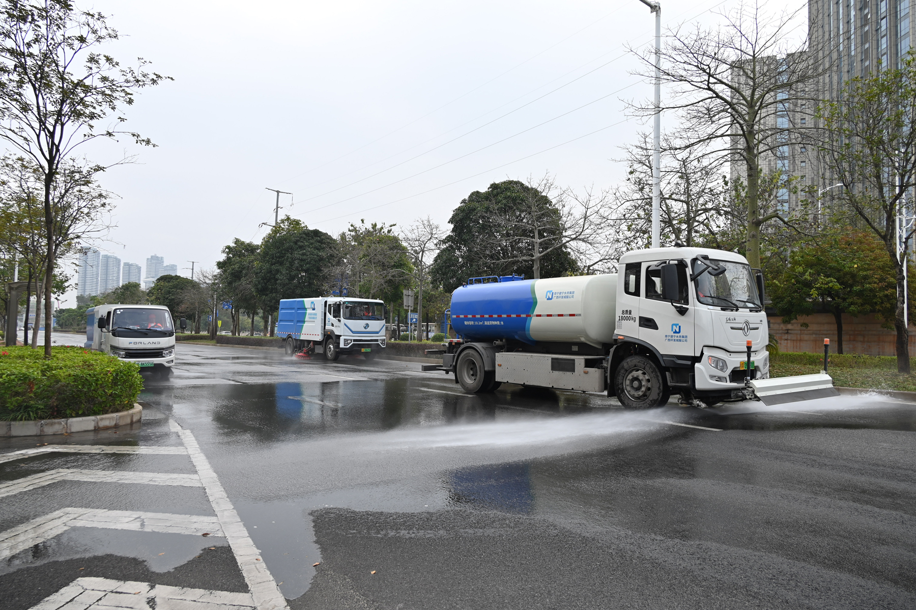 图为3台新能源车辆在道路上协同作业（唐淑婷摄）-1.jpg