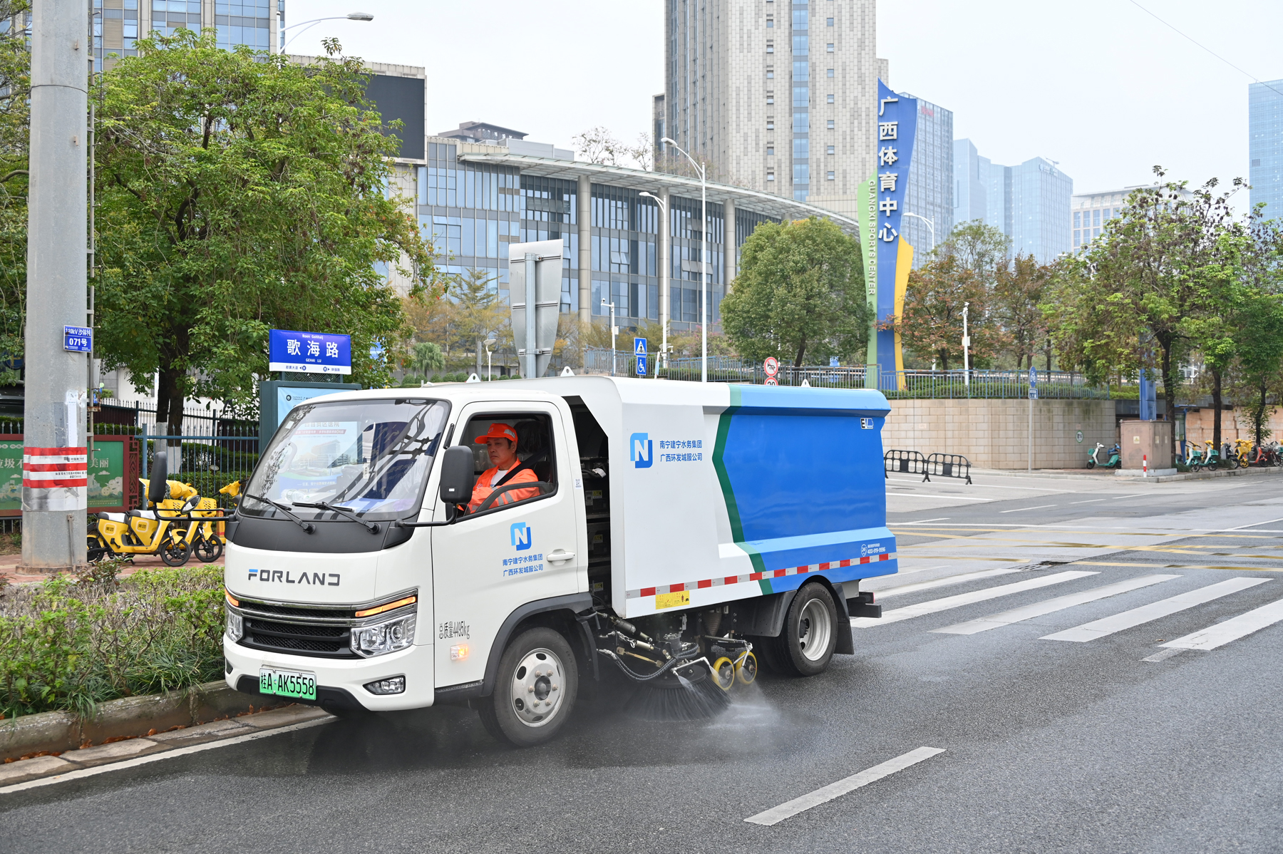 图为4吨纯电动洗扫车（唐淑婷摄）-1.jpg