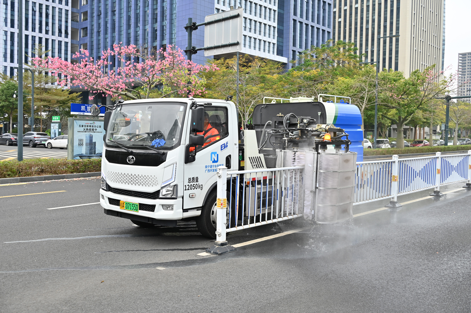 图为12吨纯电动护栏清洗车（唐淑婷摄）-1.jpg