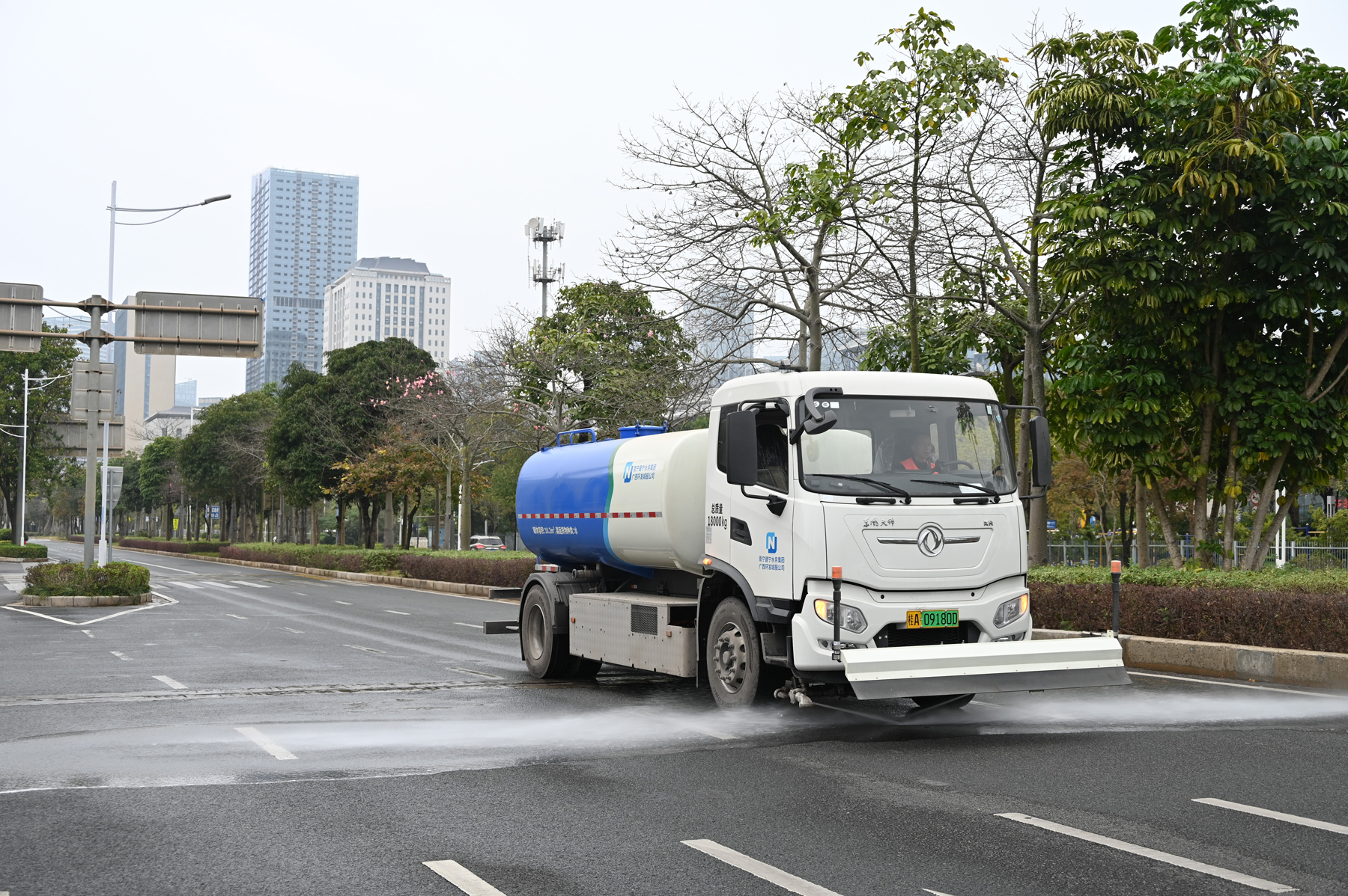 图为18吨纯电动高压清洗车（唐淑婷摄）-1.jpg